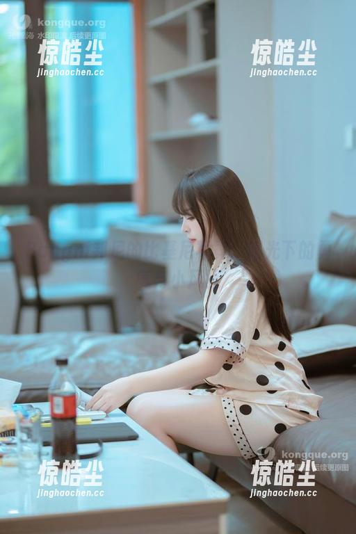 Bangni邦尼的比基尼写真：阳光下的勇气与小风骚