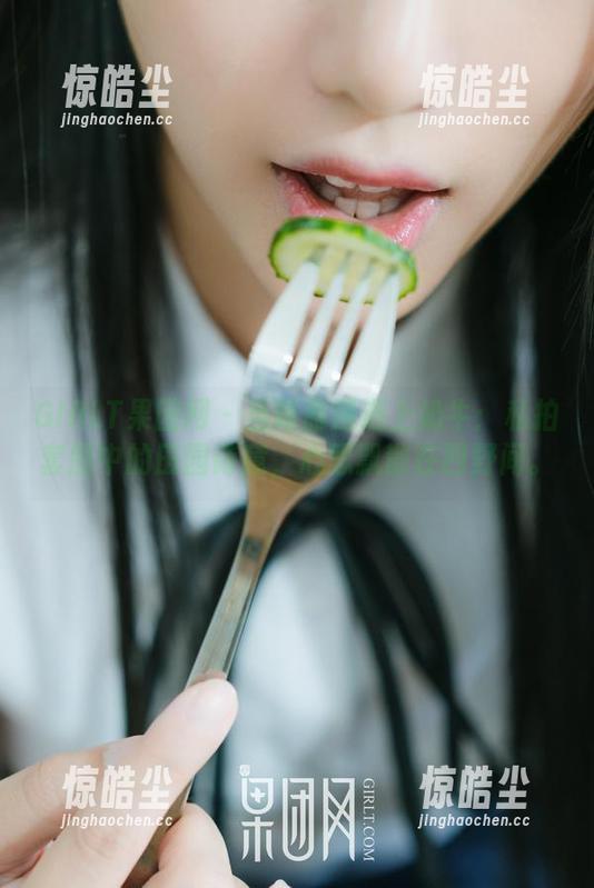 GIRLT果团网-陈雅漫 GIRLT果团网 - 当陈雅漫遇上奶牛:私拍套图中的田园诗意,心思飘散在四野间。