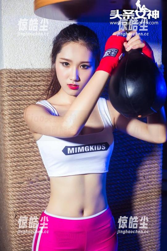 TouTiao头条女神 - 注意！陈怡曼的制服图片合集可能会让你无意中瞄了几眼