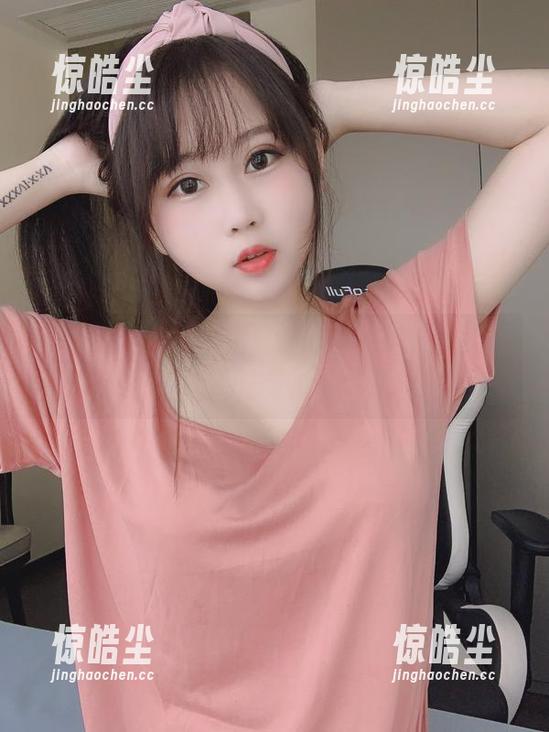 图包揭晓，依依超级懒的睡衣组合让人无法专心