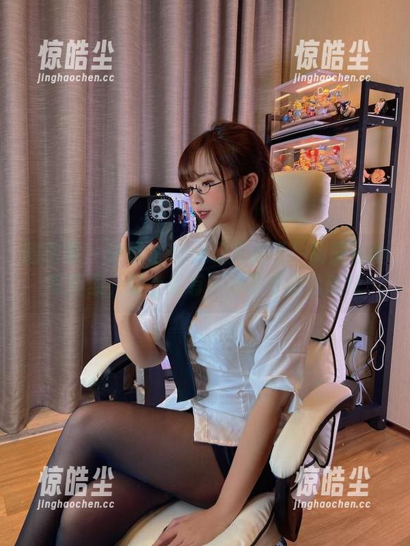 微密圈 - 张思允nice又更新了！制服黑丝写真集，穿上后有一种想不动的感觉