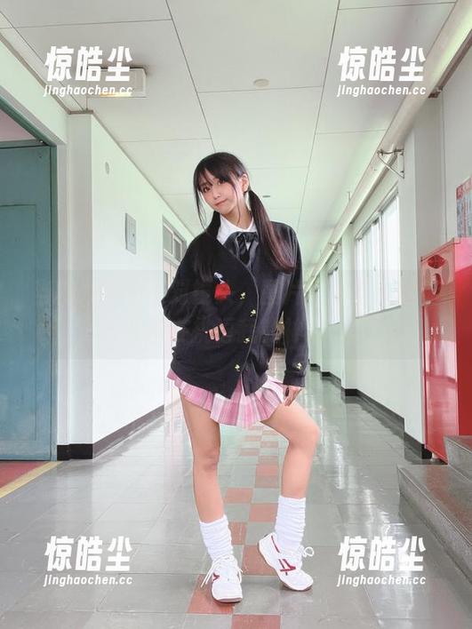 当柳丸学姐面对镜头，图片中的每一丝情感都在挑逗我的神经。