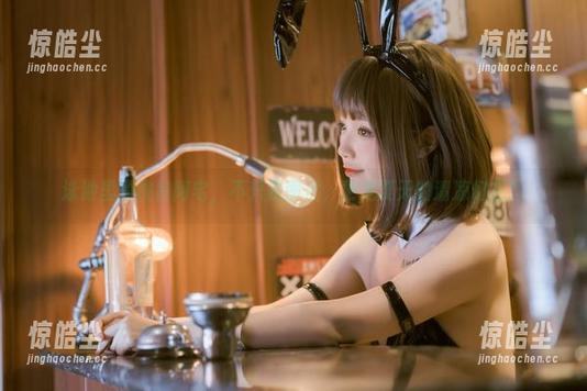 泳池里的桃良阿宅，不只是图片，更是夏天的清凉幻想！