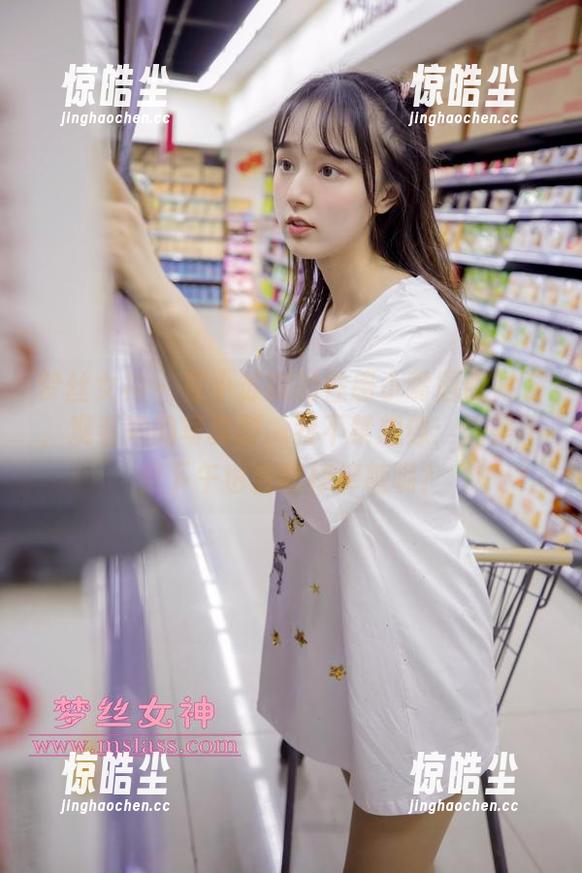 梦丝女神-小苏琪 梦丝女神 - 在小苏琪的性感小嘴唇映衬下,观看她的写真时,我不禁想像:她是不是下午也会吃棒棒糖呢?