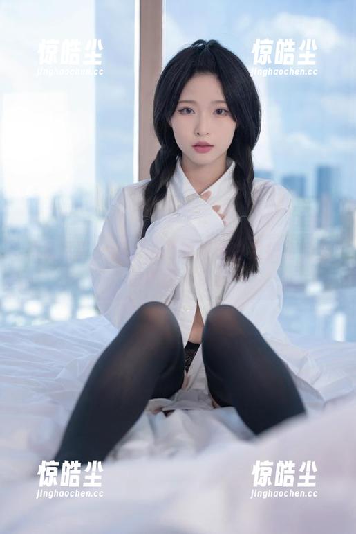 私房写真：清水由乃如何在白发护士的角色中迷人依旧