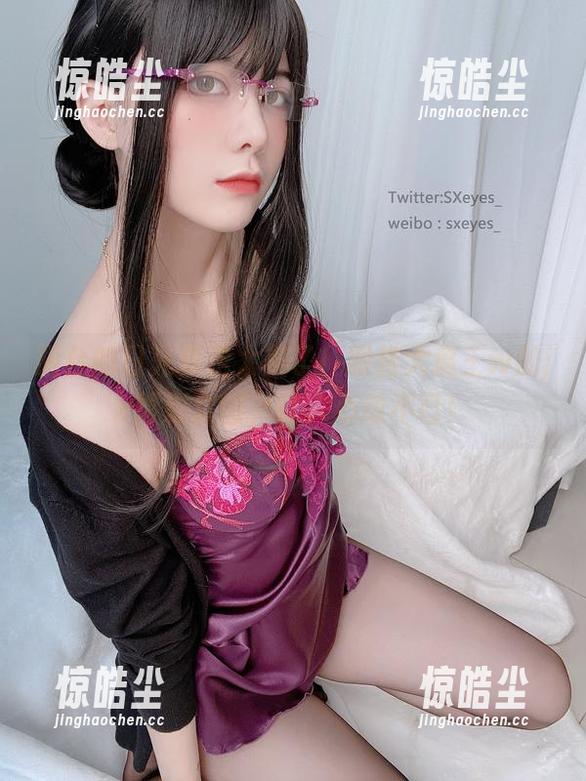 阳台的日光真是太美了！眼酱大魔王w的jk特别套图，让人心动不已！