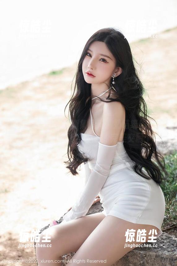 秀人网 - 最新写真集曝光：奶喵喵的修女look，清纯与诱惑的完美交融