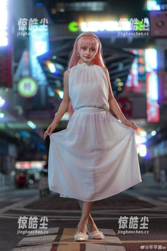 泳池边的芊芊酱w：福利写真让人心跳加速！