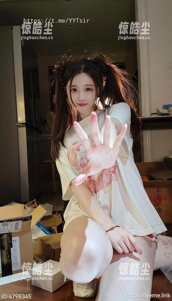 轩子巨二兔 微密圈 - 原图带你领略一下轩子巨二兔的圣诞白色马油袜,这种混搭简直刷新了我的审美...