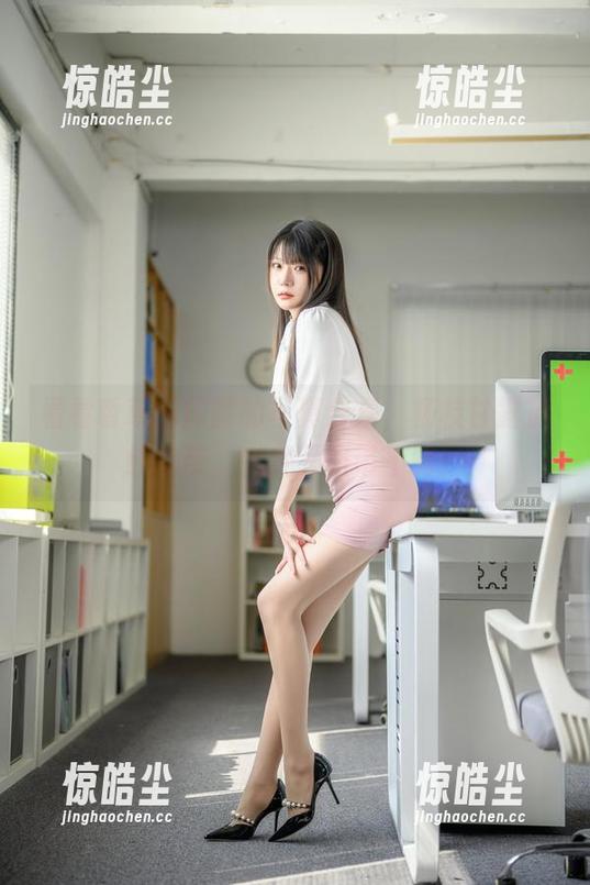看看香草喵露露的写真合集，杨枝甘露加红丝带，完美又略带不羁！