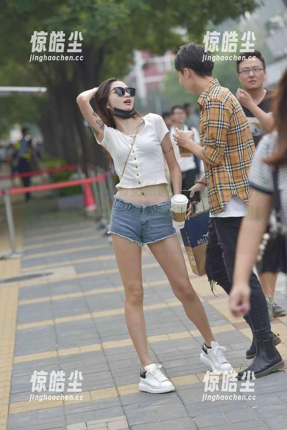 哇！魔镜街拍又有更新啦，这套白色高跟旗袍肉丝的美女，像是梦中的存在，难以忘怀。